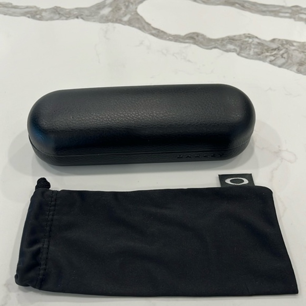 Oakley‎ eye case and sheath